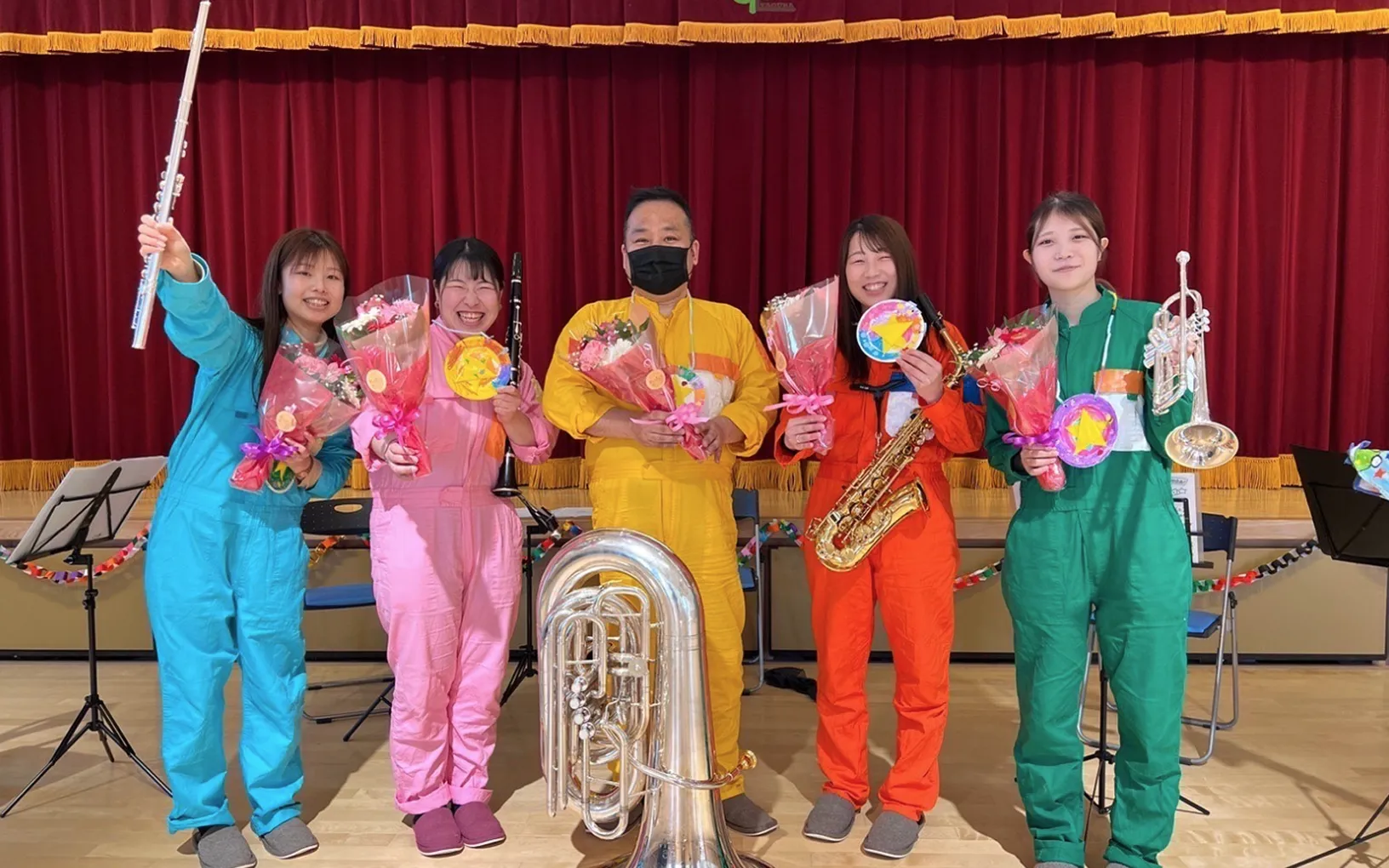 音楽イベントで集う人たちの集合写真