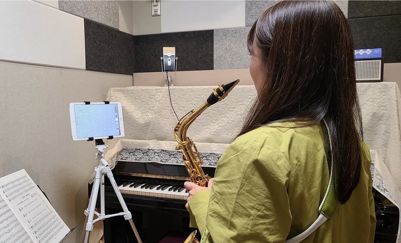 音楽教室で楽器の練習に取り組む生徒の様子