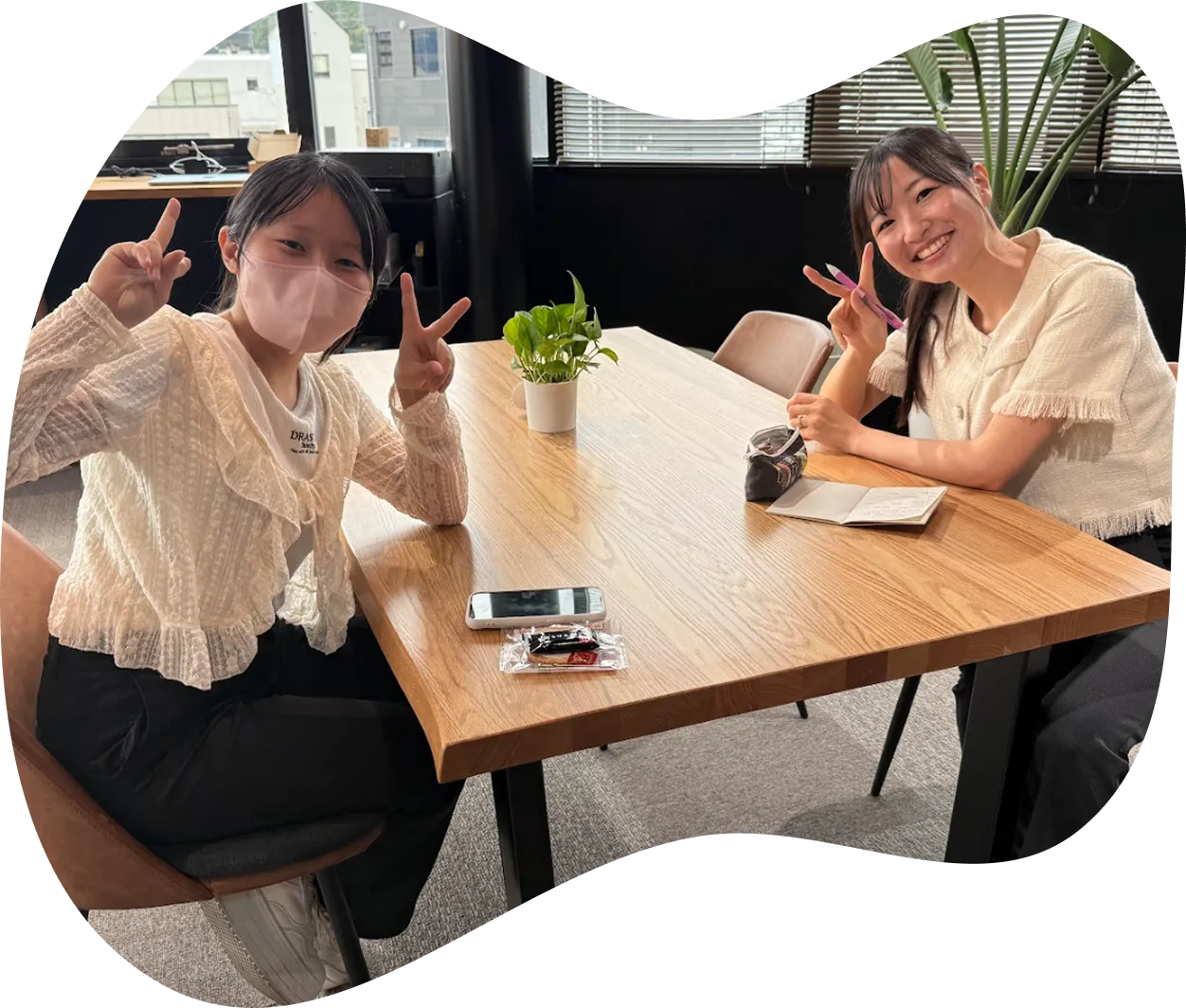 学生たちが笑顔で話している様子